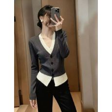 批发韩系精致绝美灰色V领单排扣长袖<b class='q'>针织</b><b class='q'>开衫</b>女冬季新款洋气减龄上衣