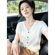 批发今年初夏新款洋气V领短袖<b class='q'>针织衫</b>彩色纽扣薄款<b class='q'>镂空</b>气质女装上衣潮