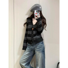 批发美式复古条纹V领针织衫女<b class='q'>春</b>季新款修身显瘦软糯开衫长袖毛衣外套