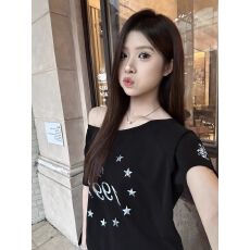 实价220克40支1×1酷丝棉 设计感露肩女辣妹印花斜肩T恤