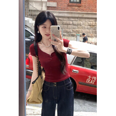 批发复古显白车厘子红色~坑条肌理针织亨利领<b class='q'>贝壳</b>扣百搭上衣T恤