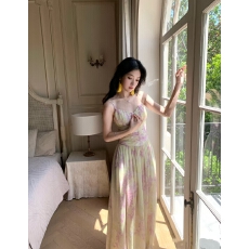 批发悠悠假日 法式温柔印花<b class='q'>收腰</b>吊带<b class='q'>连衣裙</b>女度假风显瘦绝美长款裙子