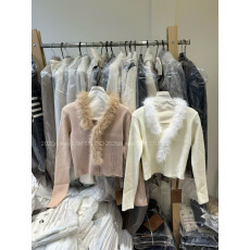 批发早安樊樊「芬芬FF」可拆卸毛领浪漫氛围感V领<b class='q'>短款</b>修身针织上衣