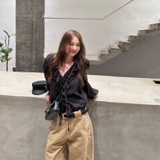 批发法式黑色<b class='q'>波点</b>荷叶边<b class='q'>衬衫</b>女秋v领泡泡袖设计感宽松巨好看<b class='q'>雪纺</b><b class='q'>上衣</b>