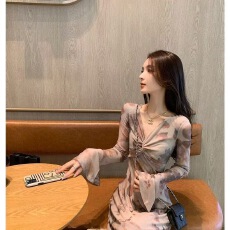 批发秋冬<b class='q'>修身</b>包臀气质喇叭袖单穿打底A字长裙复古印花v领扭结连衣裙女