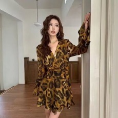 批发法式复古气质性感豹纹v领收腰连衣裙名媛风喇叭袖飘带收腰显瘦女