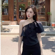 批发小心机斜肩雪纺衬衫女夏性感露肩设计感单肩一字肩上衣高级感辣妹