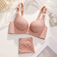 批发超厚无痕内衣女小胸聚拢深V显大加厚平胸一片式厚杯格子文胸套装