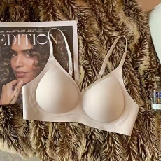 批发小尾巴无痕内衣女小胸聚拢隐形塑形果冻条上托收副乳防下垂<b class='q'>文胸</b>