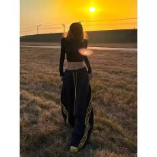 批发美式街头条纹三条杠弯刀卫裤女宽松阔腿裤休闲运动裤爵士舞<b class='q'>裤子</b>女