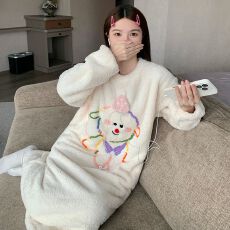 批发<b class='q'>冬</b>季新款睡衣女长毛绒280g圆领套头长袖睡裙可爱保暖舒适家居服