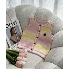 批发2026夏季新款圆领减龄小香风字母渐变色<b class='q'>针织</b>背心百搭彩色背心开<b class='q'>衫</b>