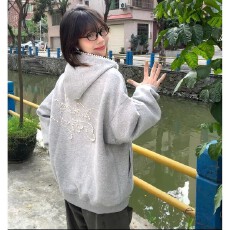 批发原版做工尺寸铁拉链+绣花+订珠+内抽珍珠钉珠外套开<b class='q'>衫</b>连帽女