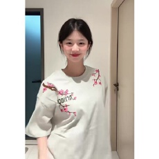 批发纯棉240克原版刺绣品质升级2026新款设计<b class='q'>花朵</b>美式穿搭时尚感短袖