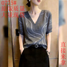 批发通勤风V领短袖上衣女灰色显瘦设计感气质衬衫超好看时尚别致2026