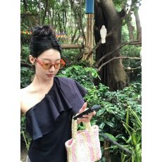 批发法式锁骨小心机斜肩性感露肩上衣女夏设计感小众单肩无袖夏装<b class='q'>衬衫</b>