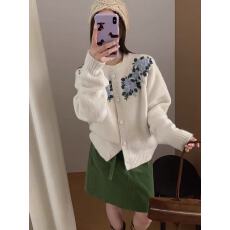 批发韩系<b class='q'>甜美</b>气质刺绣钩花毛衣女冬季新款高级感小个子针织开衫外套