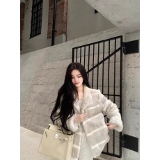 批发famouswang2025年冬季定染特殊工艺手工横条气质宽松兔毛皮草外套