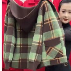 批发<b class='q'>妈妈</b>中老年加绒秋冬短款外套秋冬季新款洋气毛呢格子连帽上衣开衫