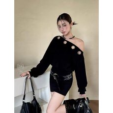 2026年秋季新款女装斜肩铆钉针织连衣裙修身短款气质百搭