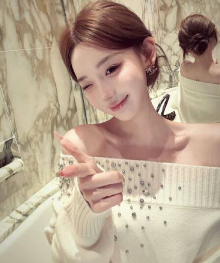 프랑스식 오프숄더 무거운 작업 비즈 박기 니트 스웨터 여성 가을 겨울 새로운 디자인 센스 작은 대중 루즈핏 슬림해 보이는 스웨터 맨위
