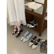 批发仙女风水钻方扣包头凉鞋女2026年春秋新款粗跟套脚配裙子玛丽珍鞋