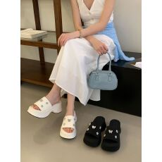 批发小个子坡跟厚底一字拖鞋女2026夏季新款<b class='q'>百搭</b>水钻仙女风露趾凉拖鞋