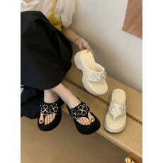 松糕厚底四叶草水钻人字拖女夏外穿2026新款小个子高跟夹趾凉拖鞋