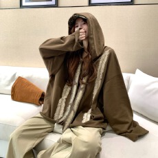 批发实拍~秋冬新款设计感复古羽毛印花连帽大码卫衣宽松休闲上衣