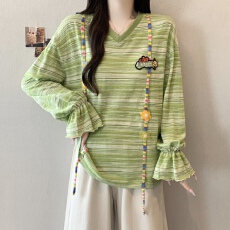 批发实拍绿色条纹长袖大码T恤女秋季新款花朵刺绣宽松显瘦喇叭袖上衣
