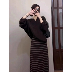 巨好看的冬装一整套大方得体气质御姐咖色毛衣条纹半身裙职业套装