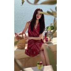 批发设计感<b class='q'>连衣裙</b>2026夏季新款女法式气质收腰显瘦无袖挂脖露肩短裙子