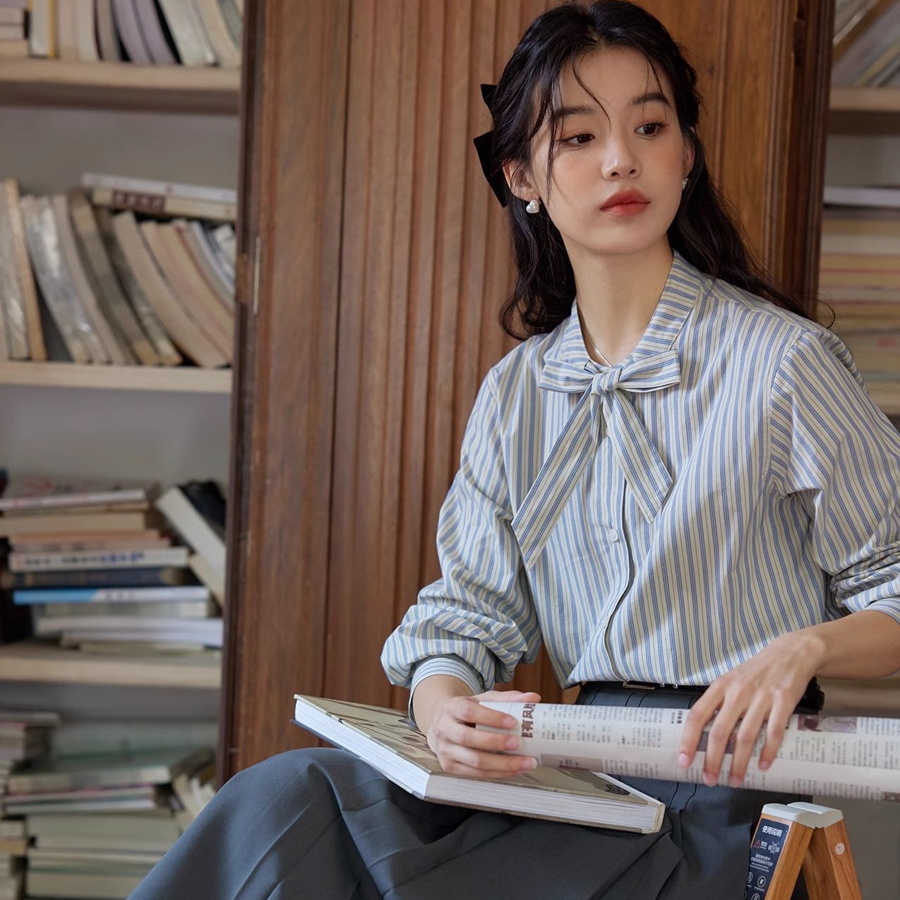 나비 매듭 스트랩 세로 줄무늬 파란색 여성 셔츠 봄 가을 디자인 센스 작은 대중 스택 착용 루즈핏 셔츠 긴팔 맨위