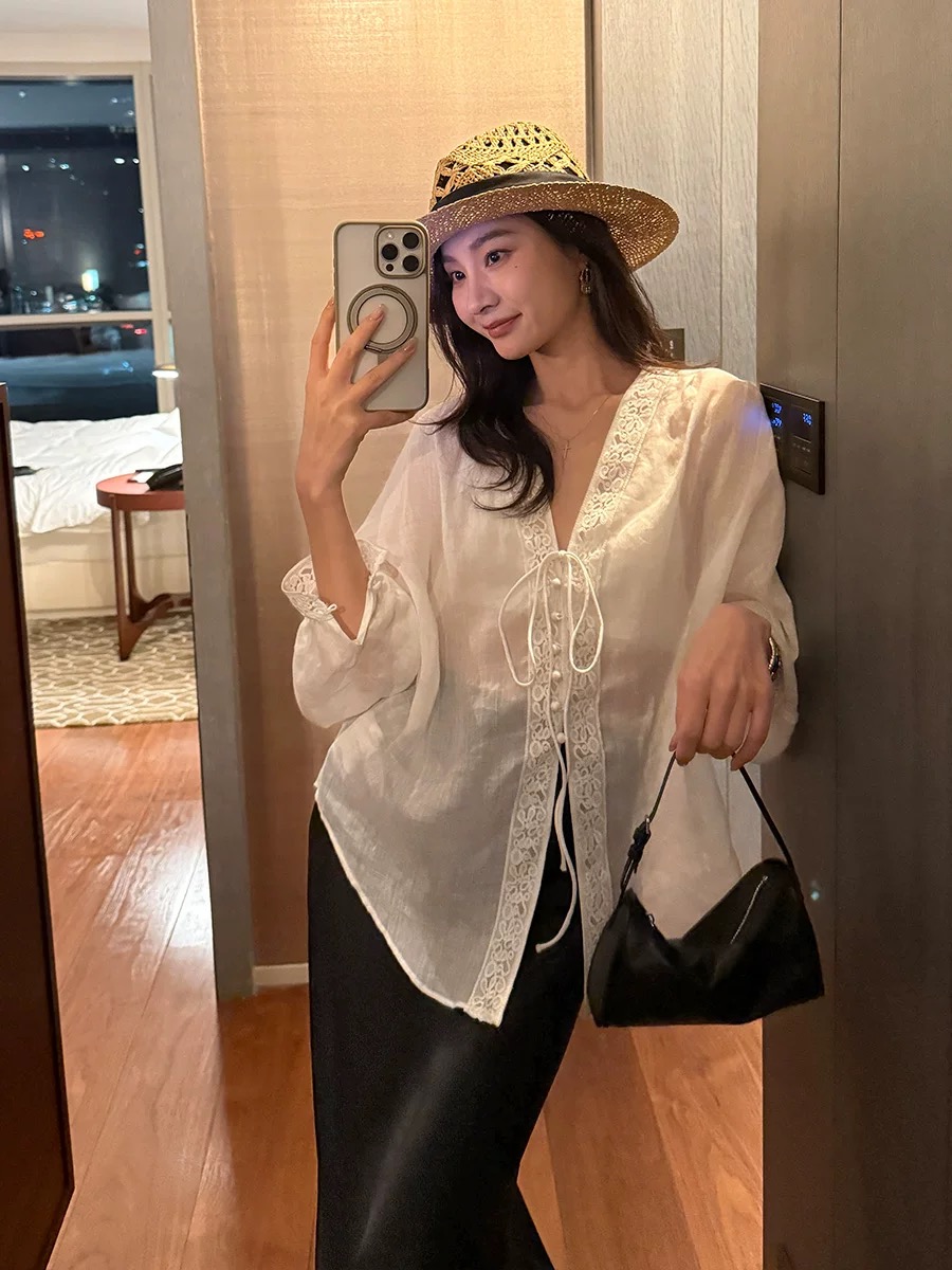 취 엔 라미 맞춤 자수 분위기 센스 V넥 레이스 셔츠