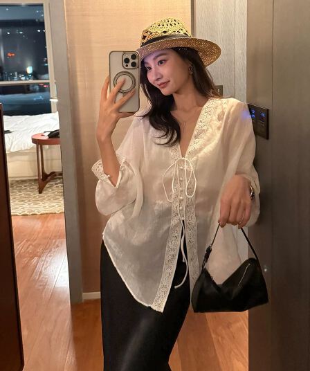 취 엔 라미 맞춤 자수 분위기 센스 V넥 레이스 셔츠