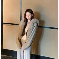 批发COOLLINE林子熙 雪宝 千金风两色大毛领针织外套气质软糯显瘦上衣