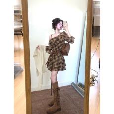 春季2026新款法式复古格纹荷叶边斜肩连衣裙女不规则露肩气质短裙