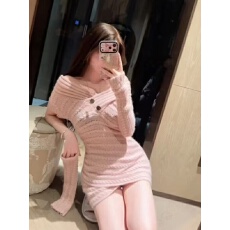 批发法式<b class='q'>甜美</b>风一字肩针织粉色连衣裙女秋冬款温柔风减龄修身显瘦短裙