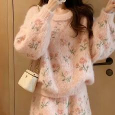 批发2025新款温柔风毛绒碎花两件套女秋冬显瘦针织上衣半身裙<b class='q'>大码</b>套装