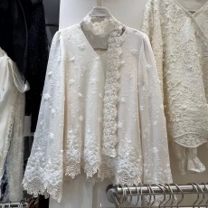 批发十三行2025冬装新款法式优雅浪漫v领蕾丝衫女飘带<b class='q'>宽松</b>泡泡袖<b class='q'>衬衣</b>