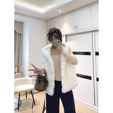 批发百搭款连帽马甲外穿款<b class='q'>上衣</b>小熊耳朵连帽设计外套獭兔毛甜美女上装