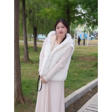 批发2025秋冬季小熊耳朵设计连帽百搭高级感獭兔毛高质量马甲白色女装