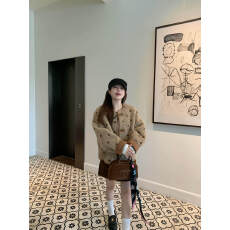 批发2025款羊羔毛外套女冬季宽松皮毛一体波点保暖开衫牛角扣设计上衣