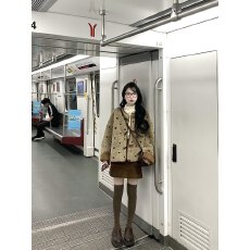 批发2025秋冬新款牛角扣加厚保暖毛绒绒超好看外套女生高质量外穿上衣