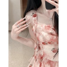批发2026新款设计感显瘦碎花<b class='q'>吊带</b>设计绝美超好看气质中<b class='q'>长款</b>女生连衣裙