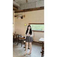批发2026夏季新款千金白色镂空设计感女生<b class='q'>衬衫</b>+法式<b class='q'>碎花</b>百褶短裙套装