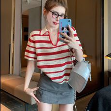 批发红色条纹v领短袖t恤女<b class='q'>春</b>夏季2026年新款宽松设计感polo领正肩上衣