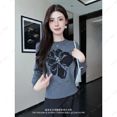 芊芊灰色套头针织衫女秋新款简约圆领花朵设计显瘦上衣