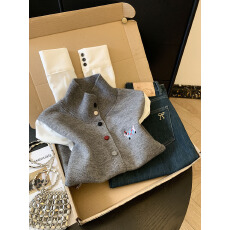 批发实拍立领彩扣卡通<b class='q'>刺绣</b>衬衫袖拼接假两件针织衫冬季新款女韩版毛衣