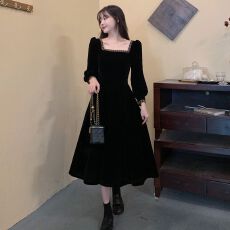 批发法式方领金边丝绒<b class='q'>连衣裙</b>女春秋新款复古赫本风内搭黑色气质中长裙